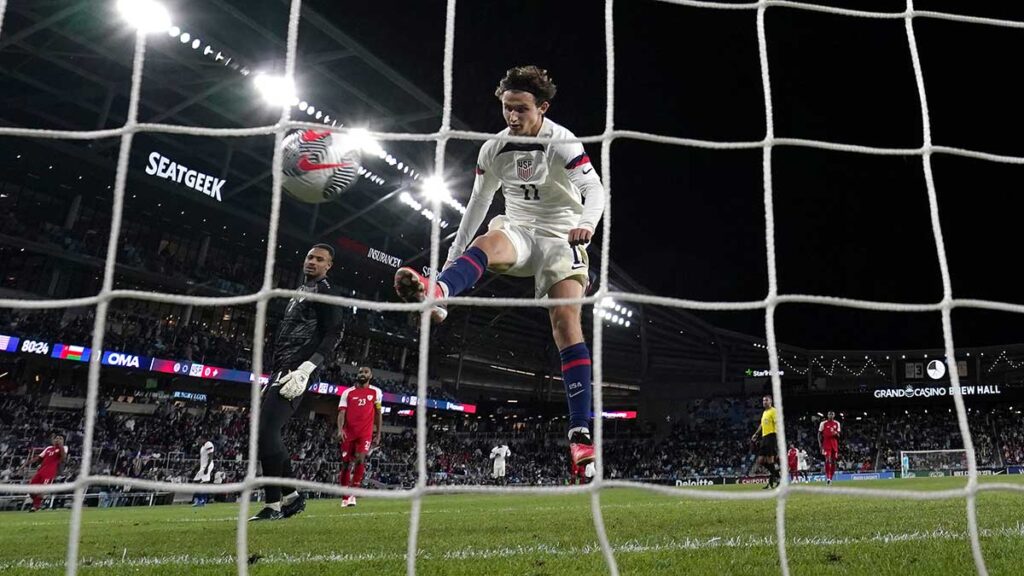 Brenden Aaronson celebra uno de los goles de Estados Unidos. AP
