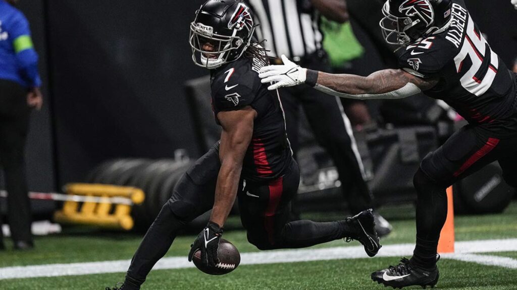 Robinson opaca a Young en el debut de ambos. Falcons superan 24-10 a Panthers | AP