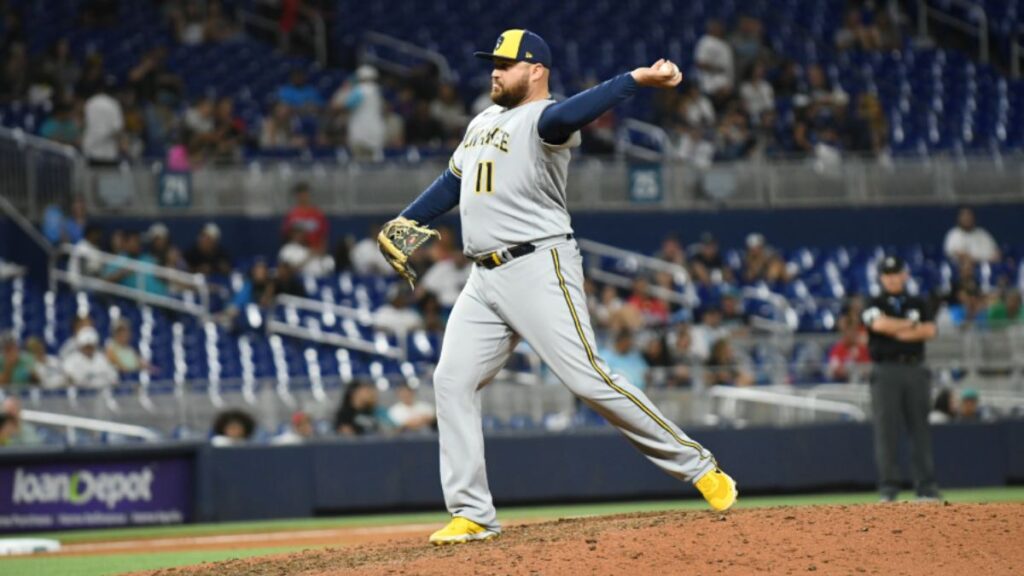 El mexicano Rowdy Tellez de los Milwaukee Brewers guardó su bat para subirse a la lomita y cerrar el partido ante los Miami Marlins.